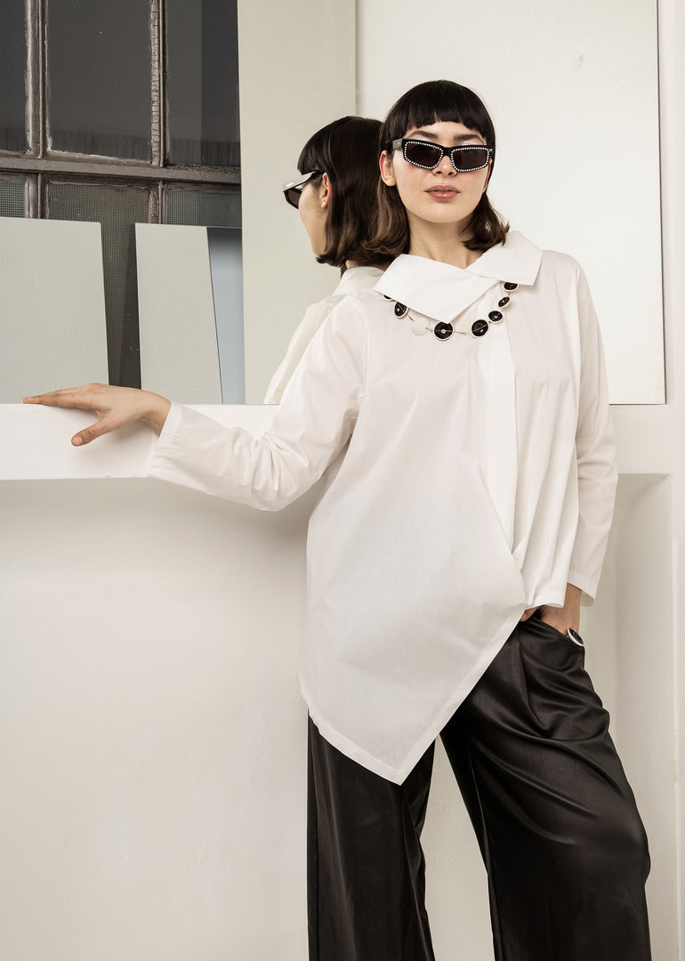 Camicia bianca asimmetrica