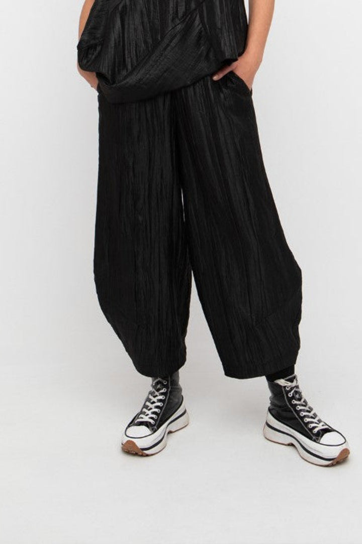 Pantaloni con pieghe larghe